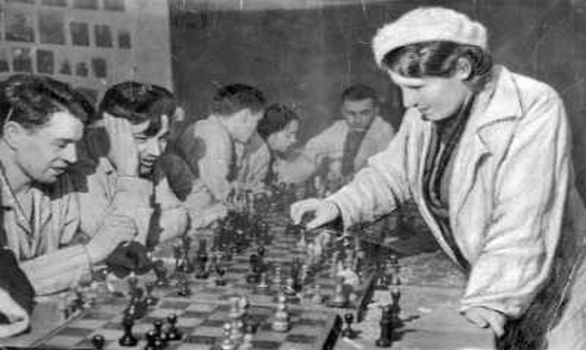 مشاهیر شطرنج | الیزابت بیکووا